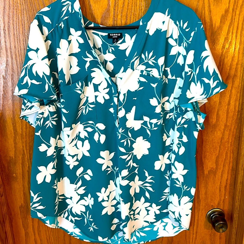 Torrid Harper size 2 blouse with fun teal floral vacation feel print